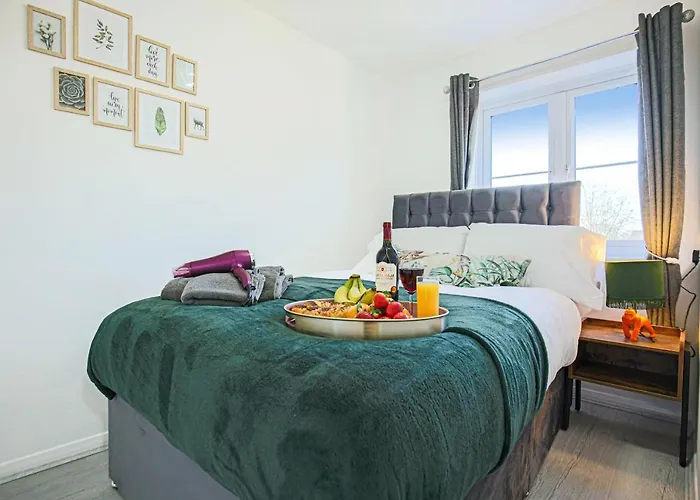 Cosy 3 Bed House To Bicester Outlet For Big Group By Platinum Key Properties
