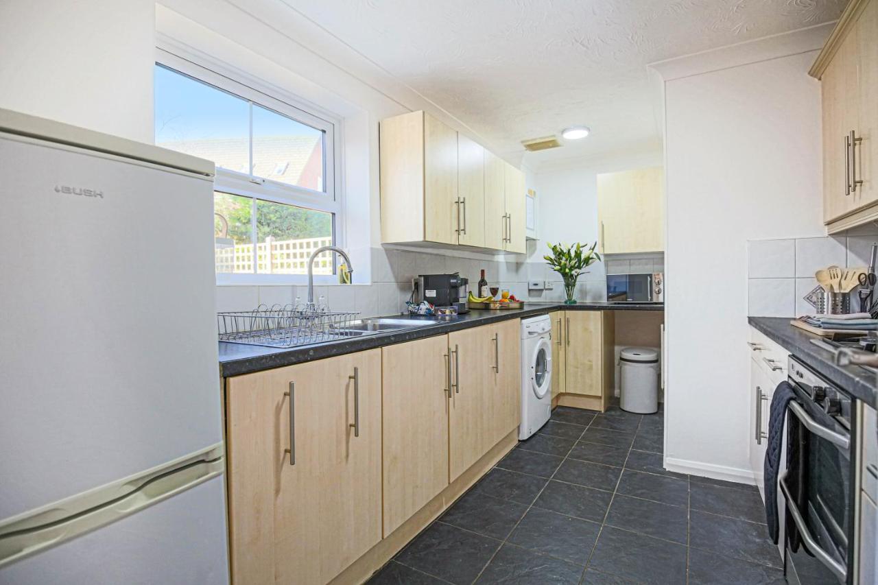 Cosy 3 Bed House To Outlet For Big Group By Platinum Key *