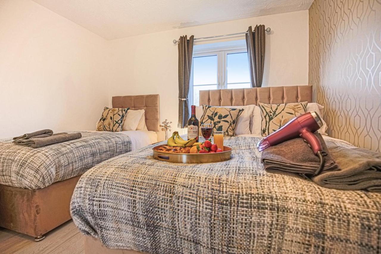Cosy 3 Bed House To Outlet For Big Group By Platinum Key *