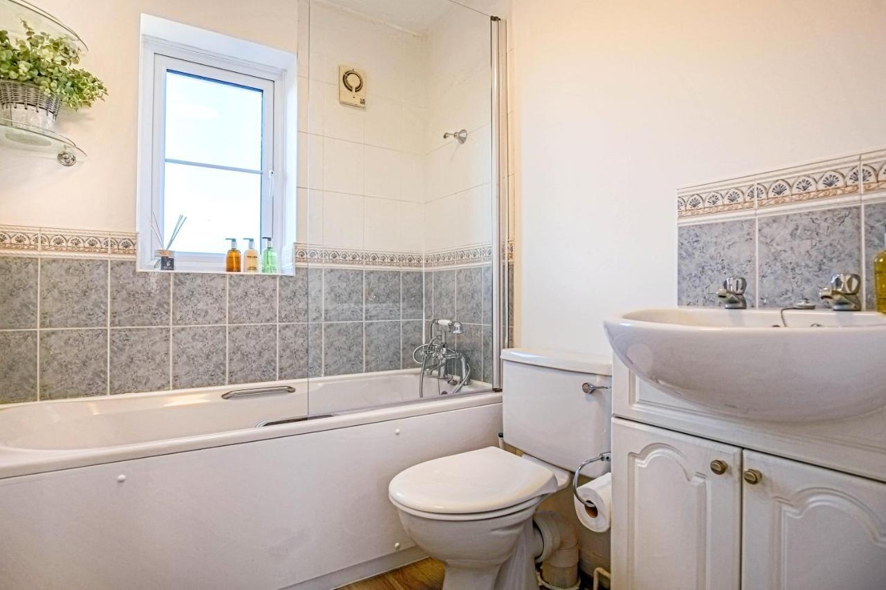Holiday home Cosy 3 Bed House To Outlet For Big Group By Platinum Key Bicester