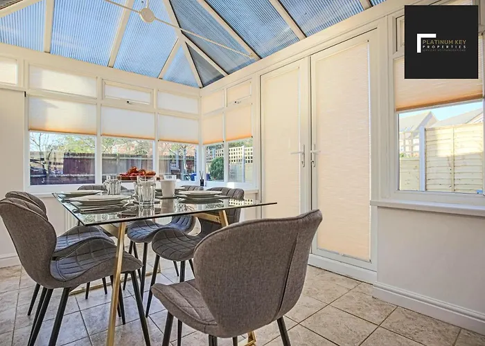 Cosy 3 Bed House To Bicester Outlet For Big Group By Platinum Key Properties